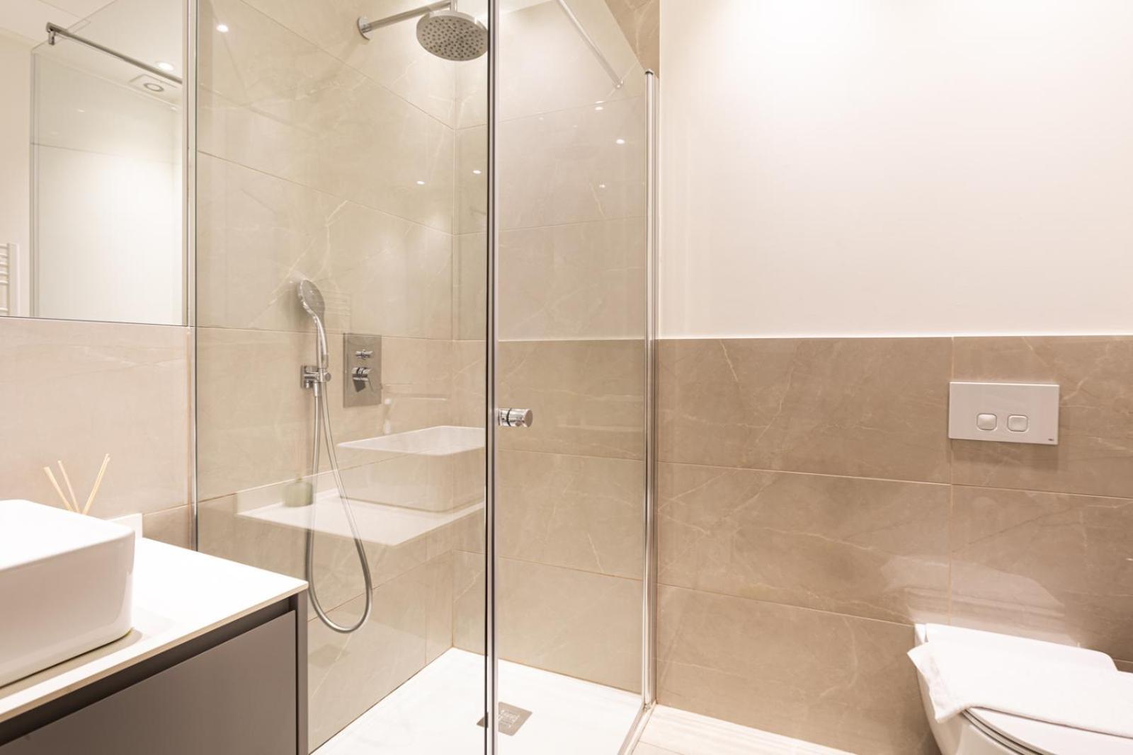 Cool And Big Central Apartment Duomo - White ميلان المظهر الخارجي الصورة